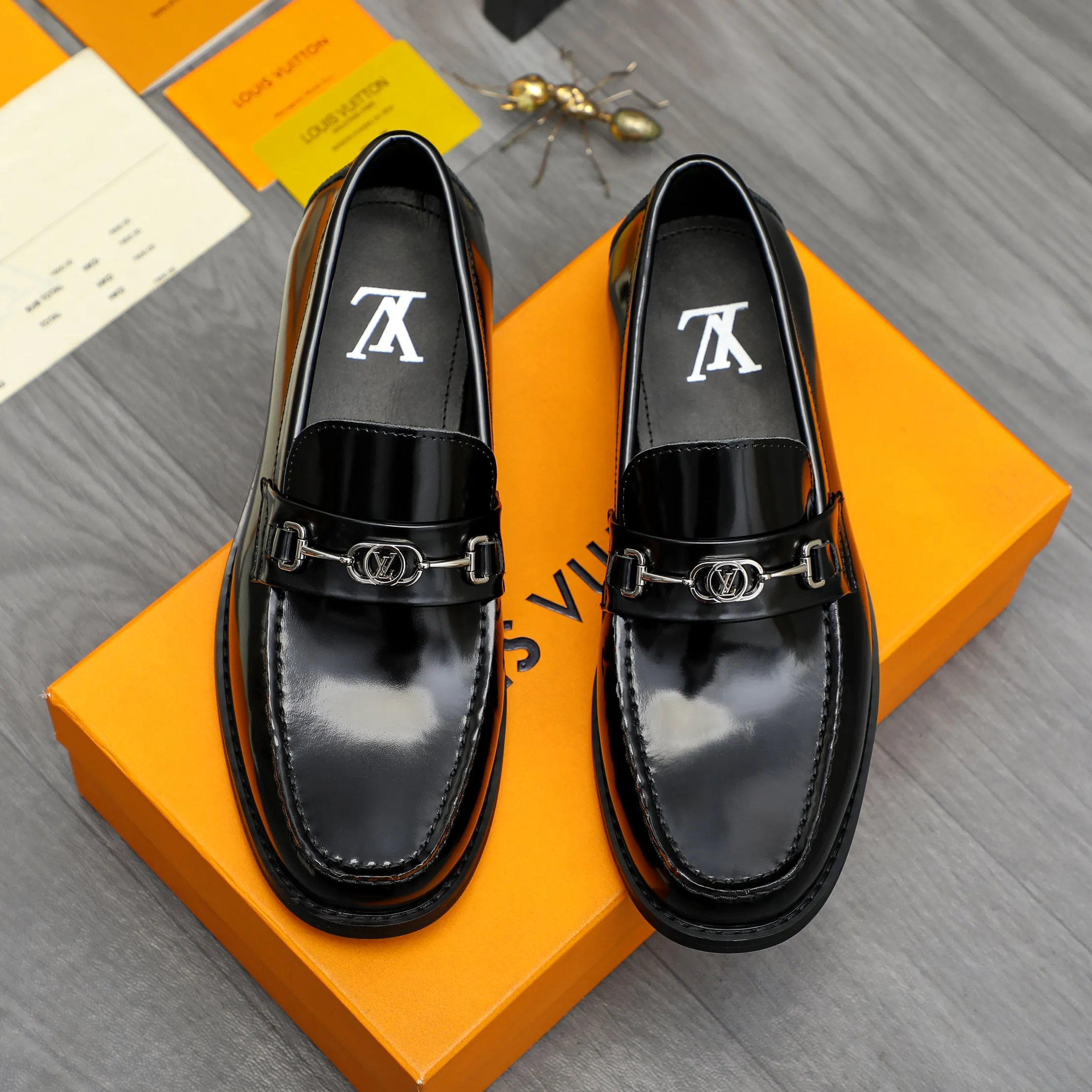 Men's shoes 💰p460 Product trademark: LV (Louis Vuitton) business slip-on leather shoes. Regular size: 38-45 (45 is custom-made and non-returnable) Product materials: Selected high-quality pearlescent cowhide upper, cowhide lining, original rubber outsole
